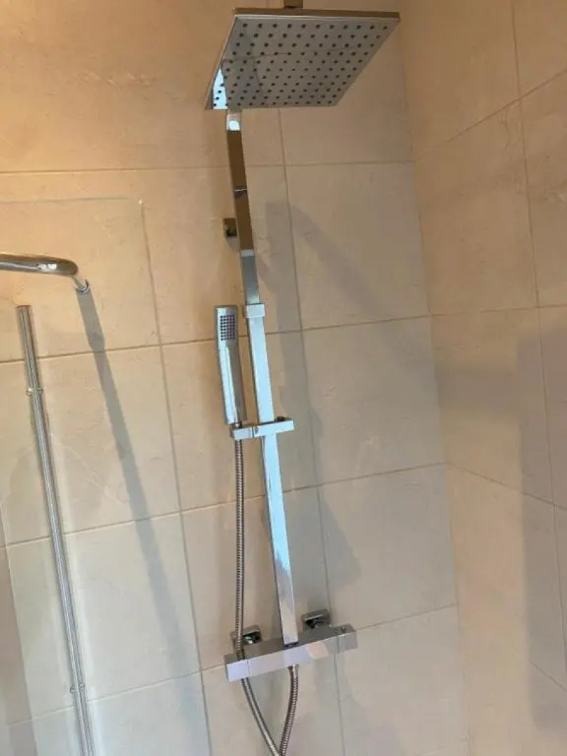 Honeybee Cottage, with a Log Fire & a Hot Tub.