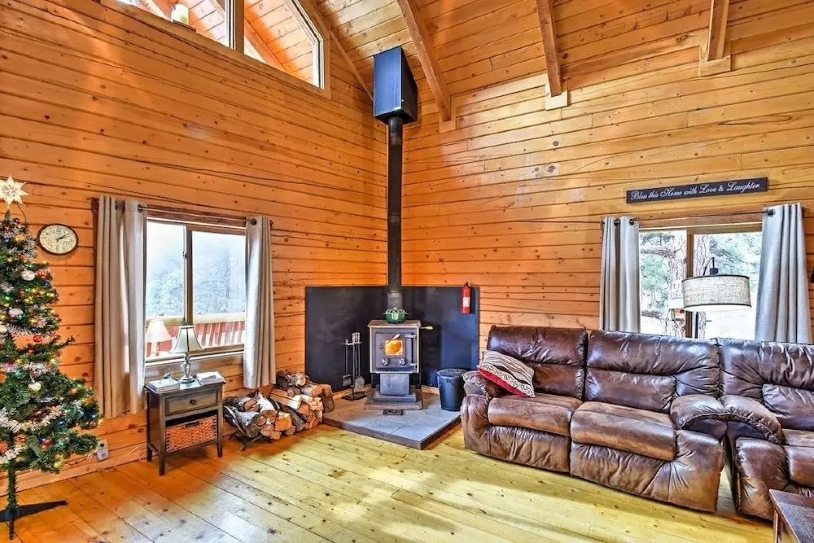 Secluded W/ Game Room & Huge Wraparound Deck 3 Bedroom Cabin