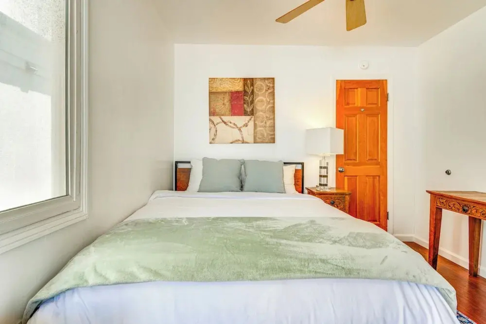 Walk to Ocean: Manhattan Beach Apt w/ Deck