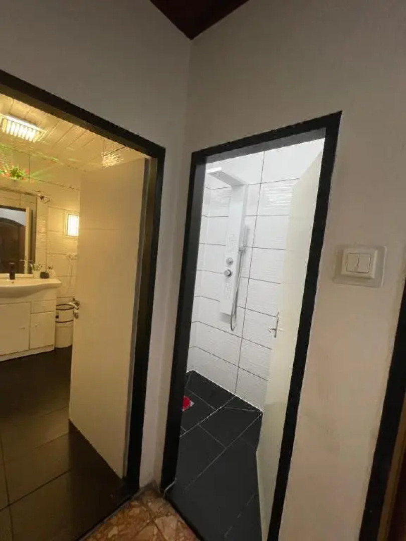 Hostel Lovely rooms in the city center of Villach, shared Bathroom, windows to corridor