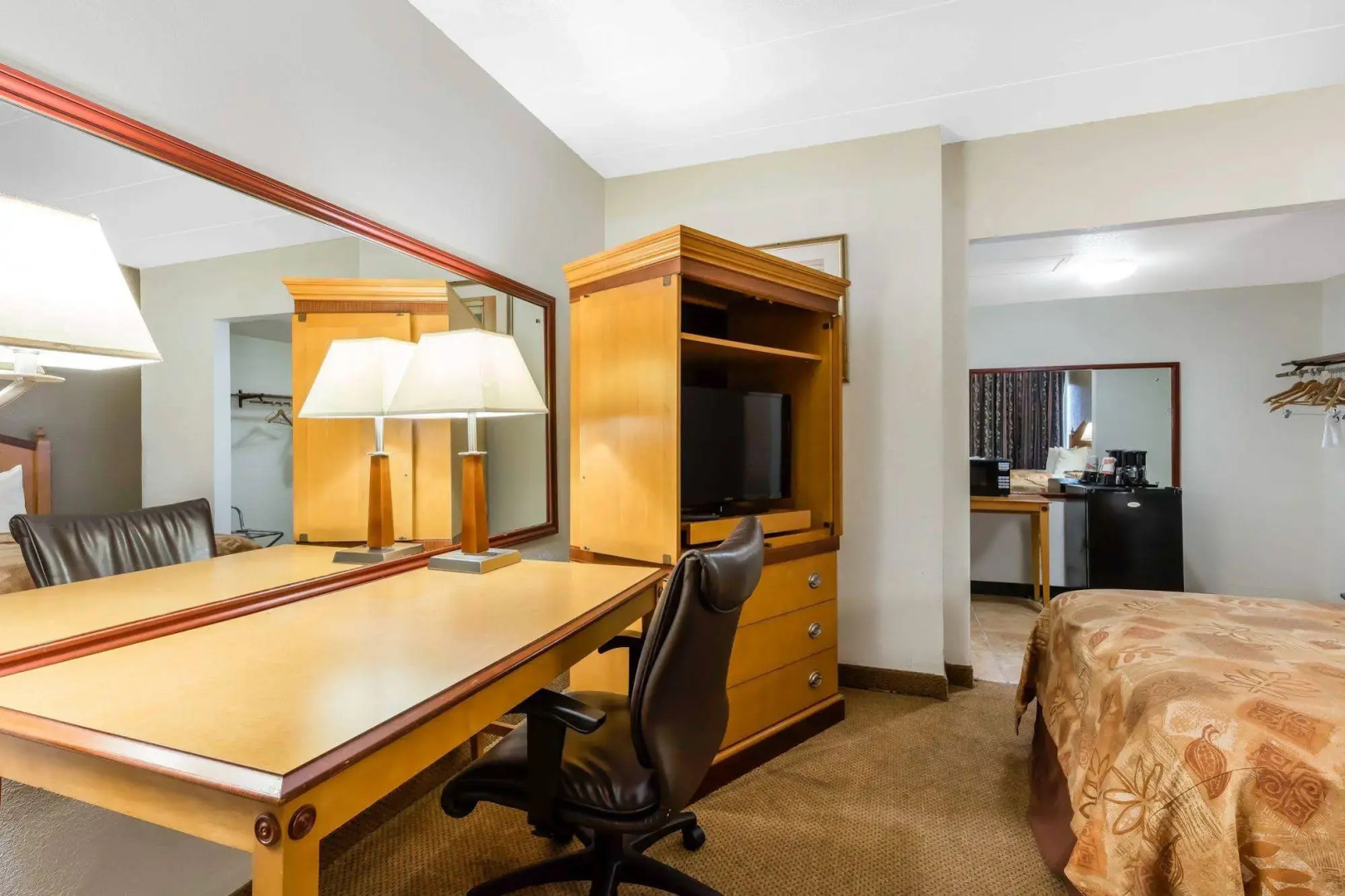 Econo Lodge Inn & Suites