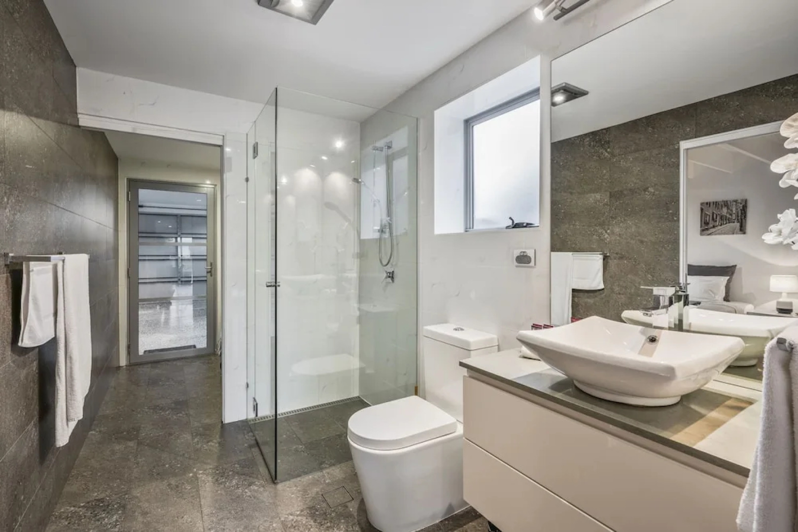 Essence House - 4 Bedroom Holiday Home