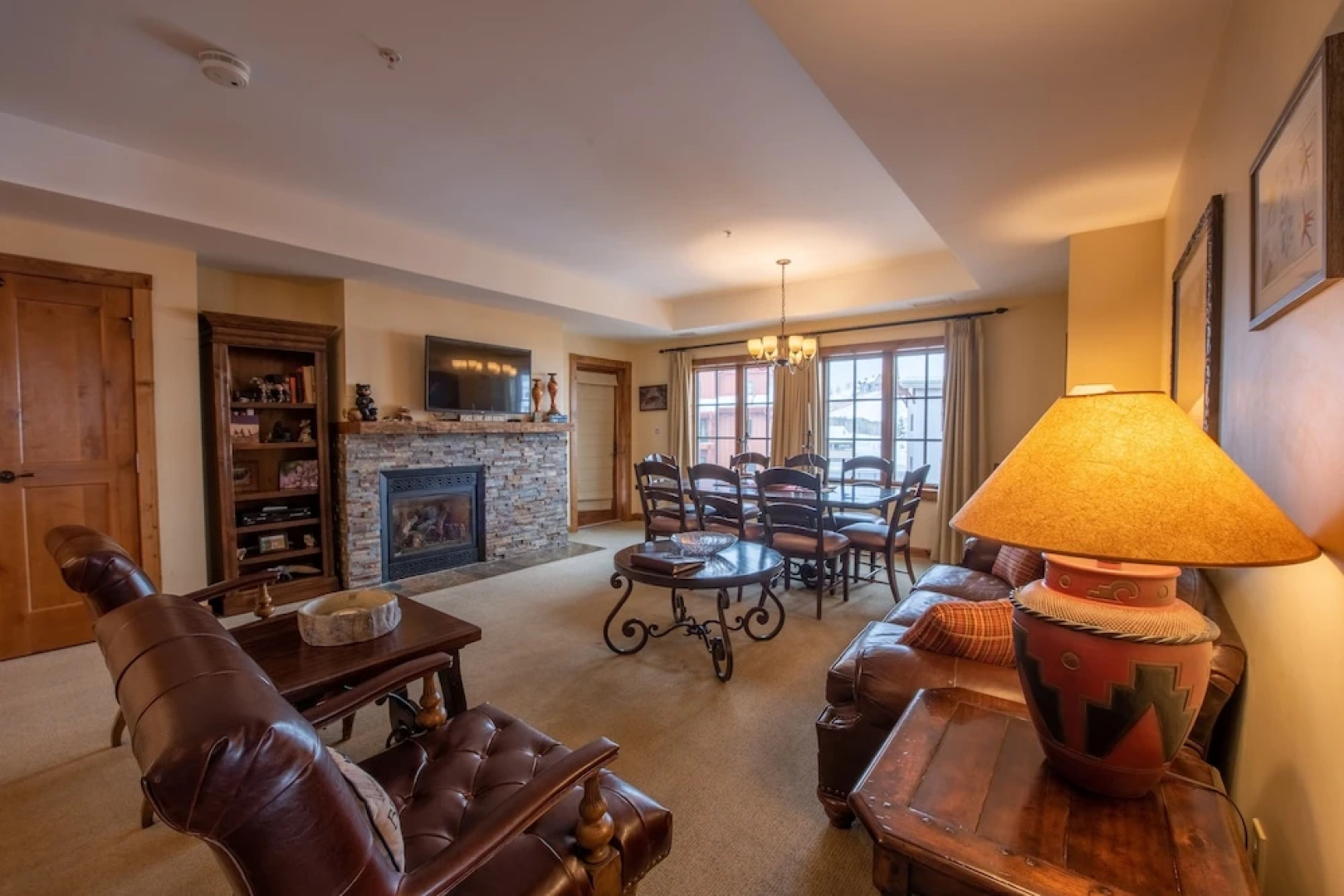 Large 3 Bedroom Bathroom In Mountaineer Square Condo - No Cleaning Fee! by RedAwning