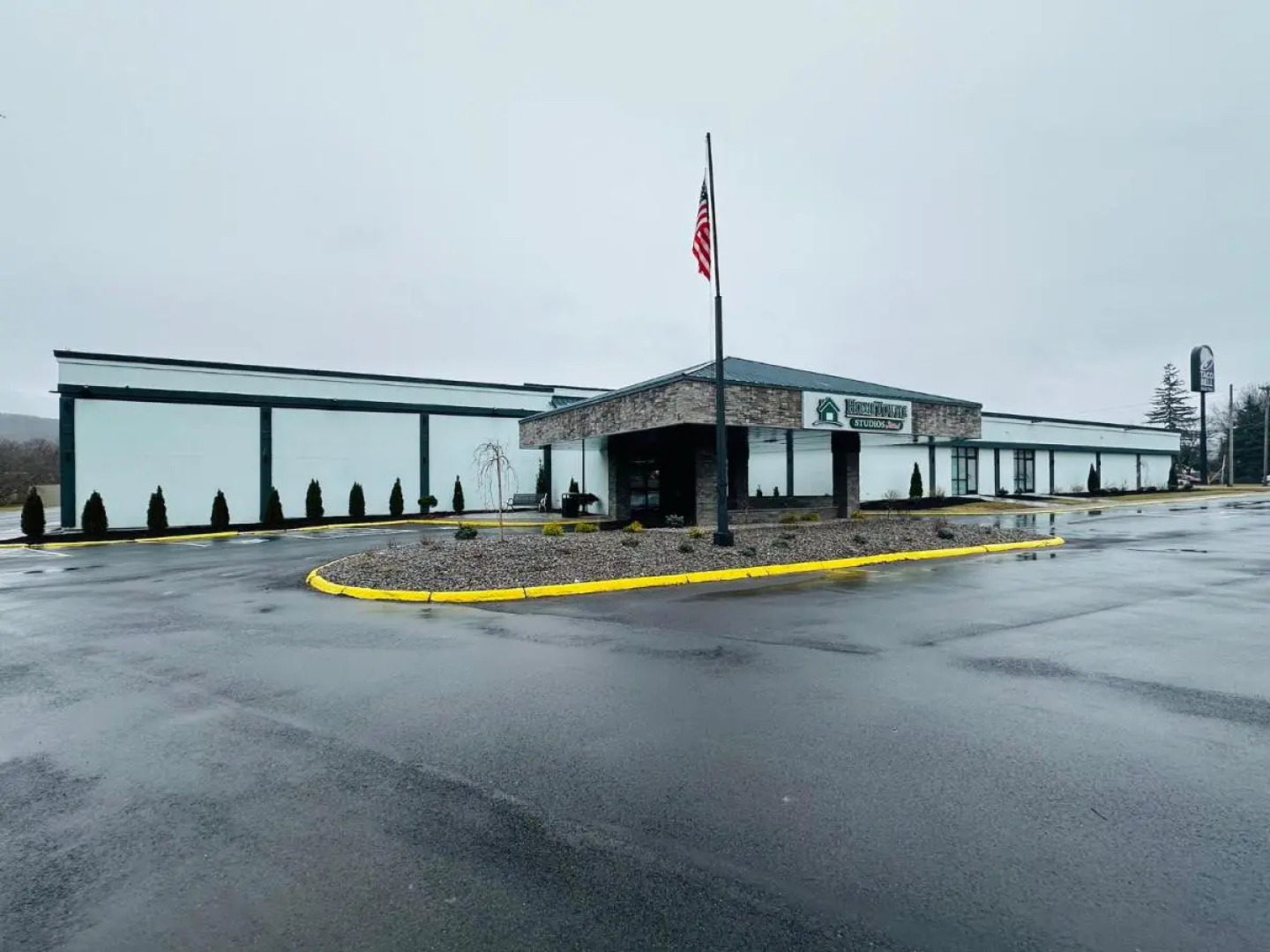 HomeTowne Studios by Red Roof & Conference Center Cortland