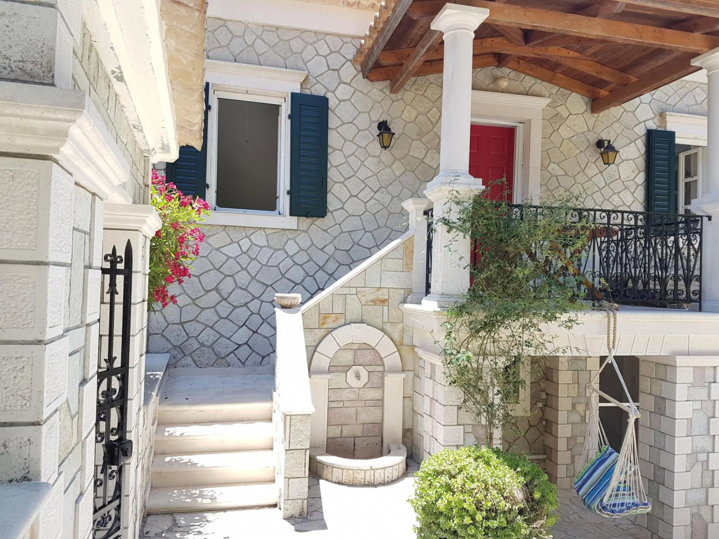 Cozy Villa in Loucha with Hot Tub