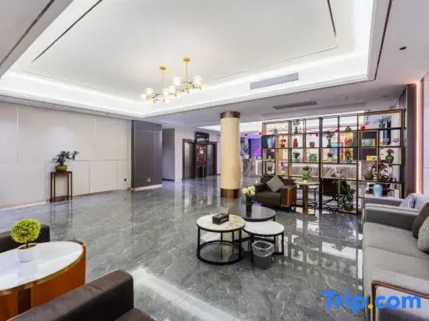 Ruixiang Hotel (Wuchuan New World Plaza Branch)