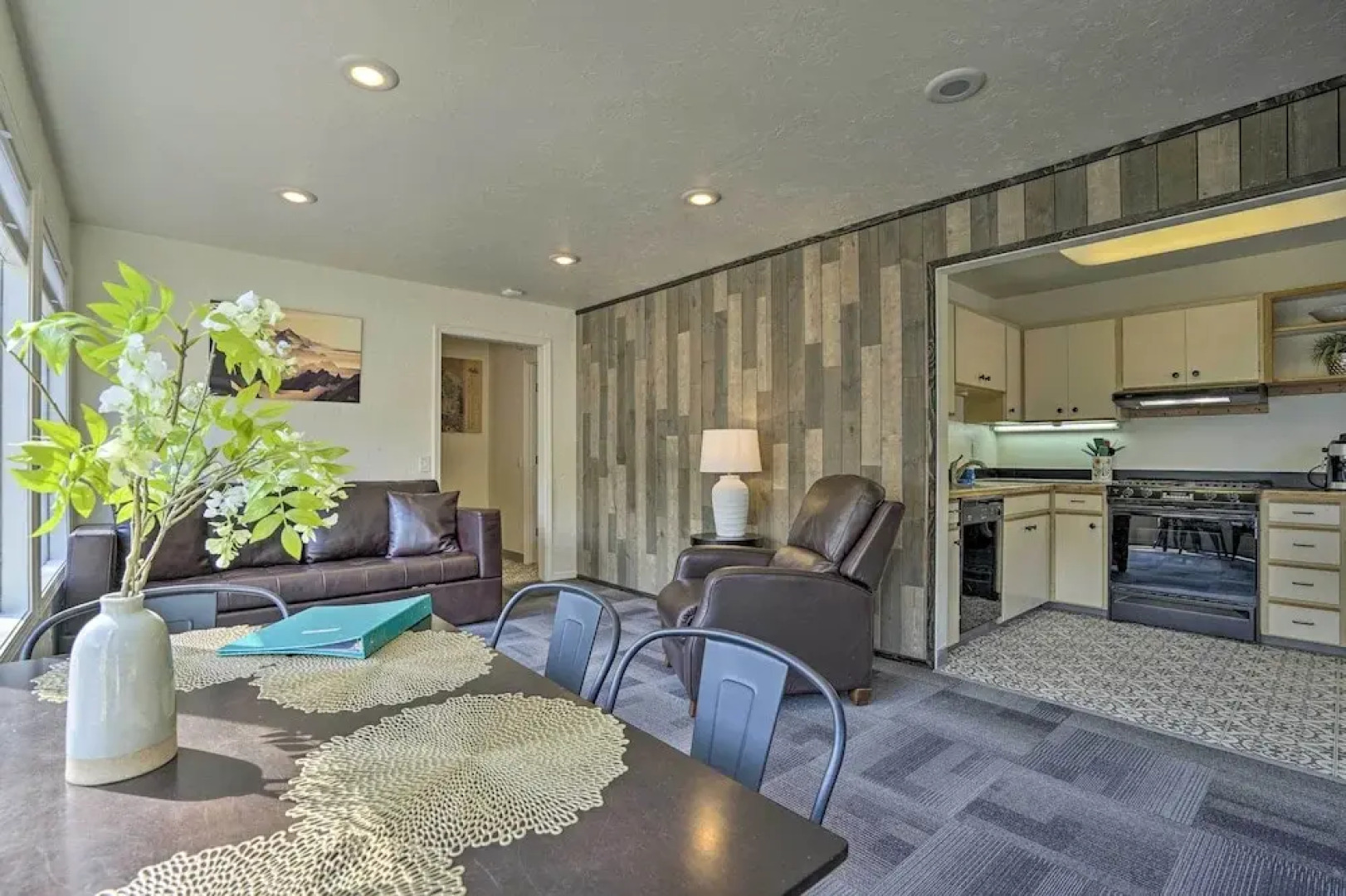 Cabin w/ Hot Tub & Views: 1 Mile to Alyeska Resort