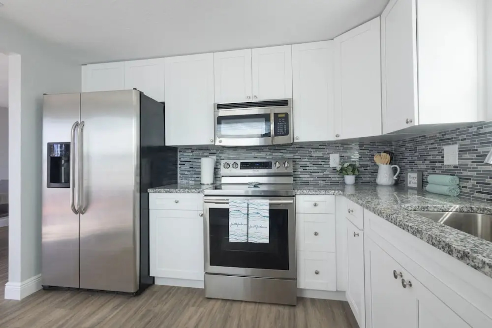 Sleeps 6 Hot Tub Fenced Yard Cozy Chic