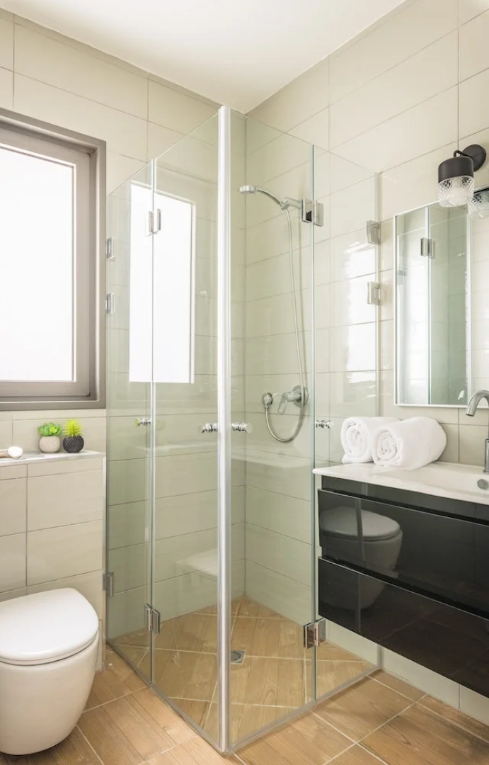 Stunning 4Bd Apt w/ Balcony, Parking & Sea Views by Sea N' Rent