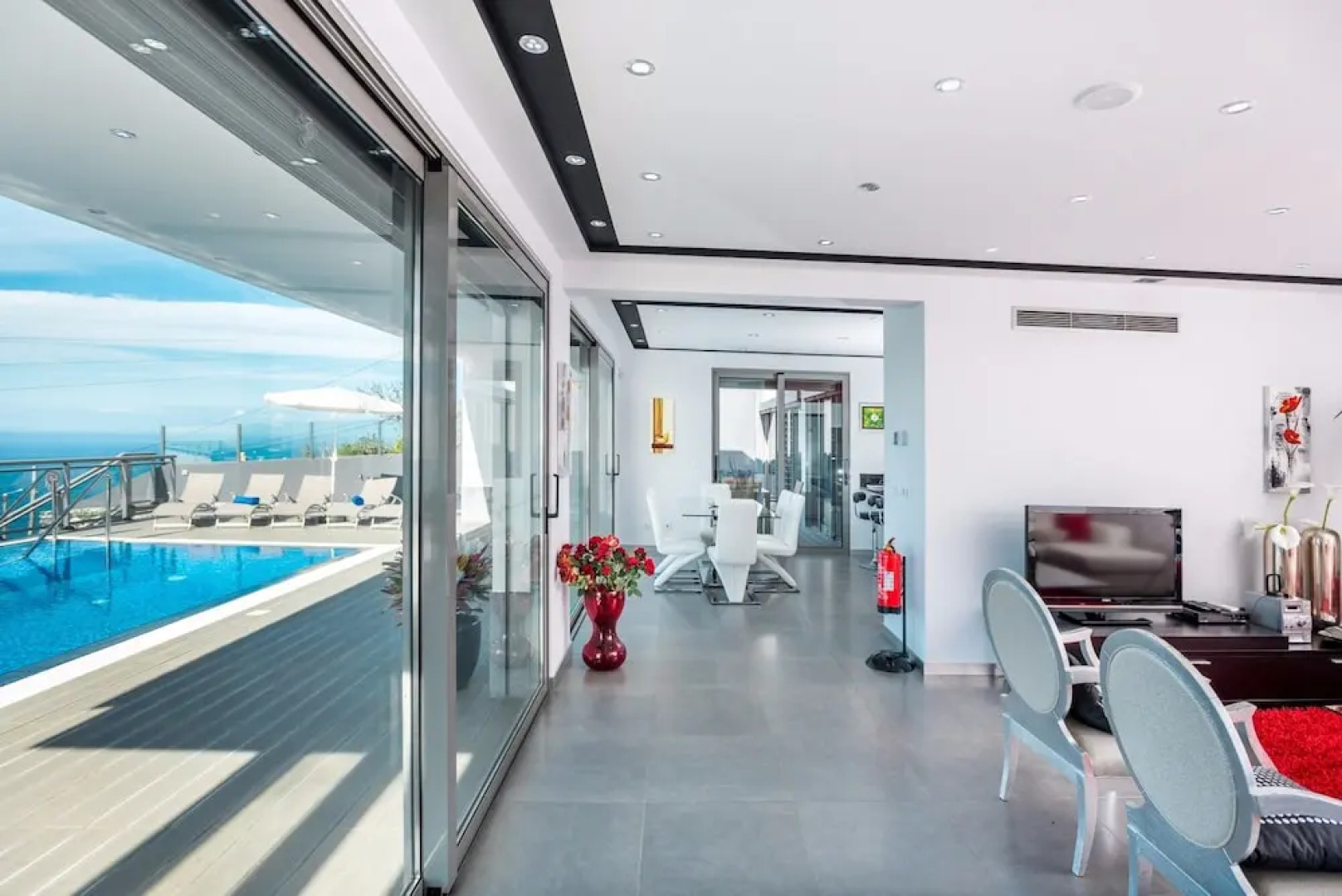 Villa São Lourenço by MHM