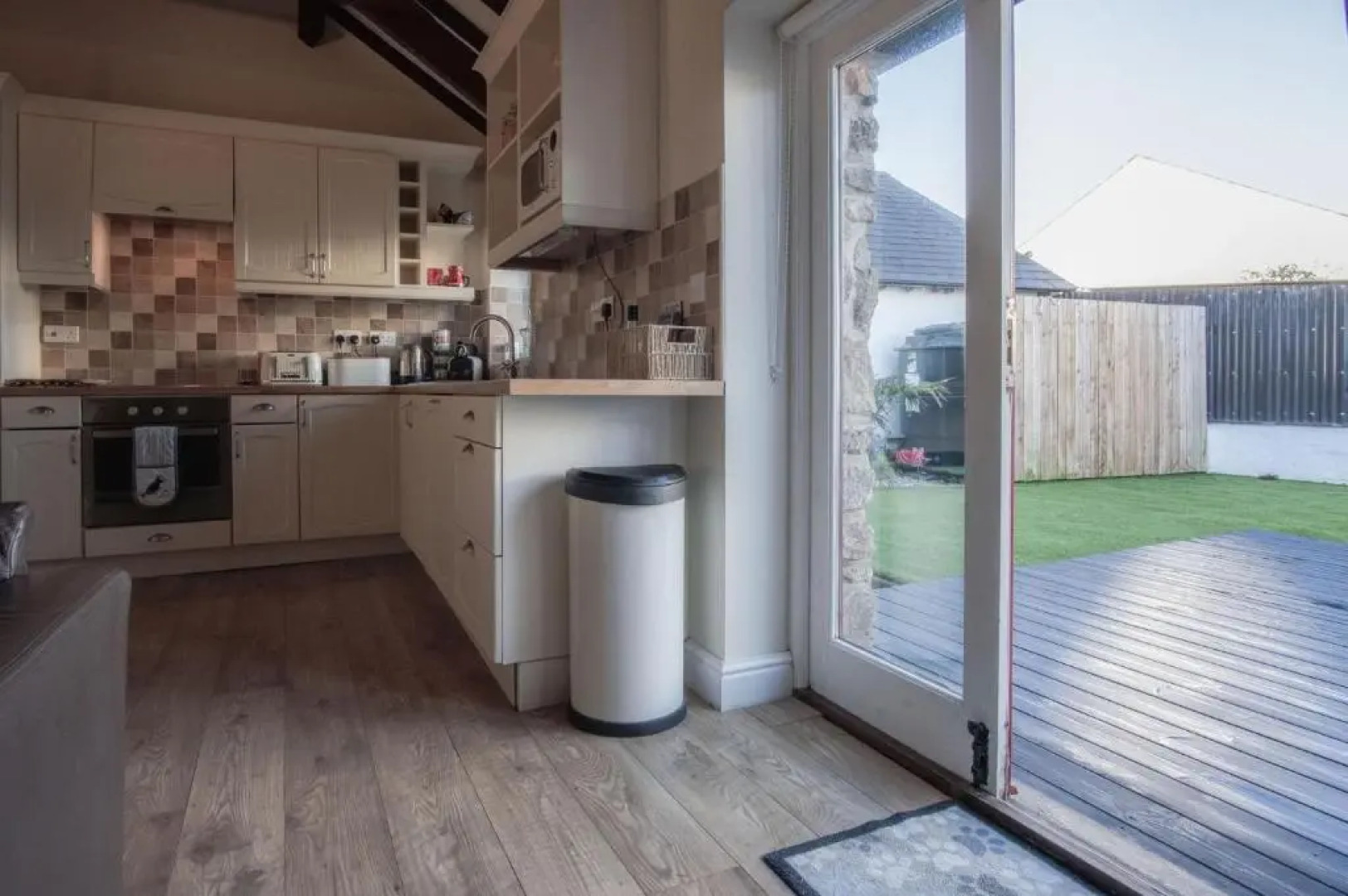 The Old Stables - 3 Bedroom Cottage - Angle