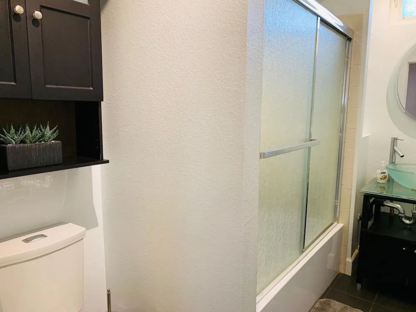 The Cottage! Chic Bungalow near Old Town Square!