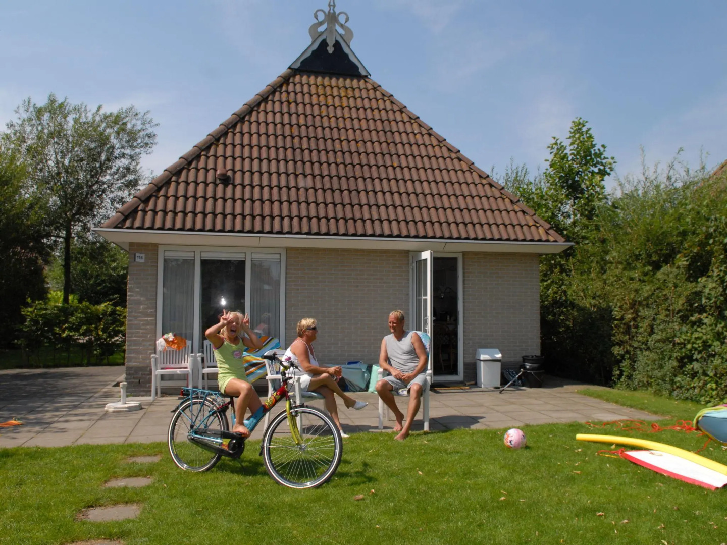 Comfortable bungalow with massage shower, within nature