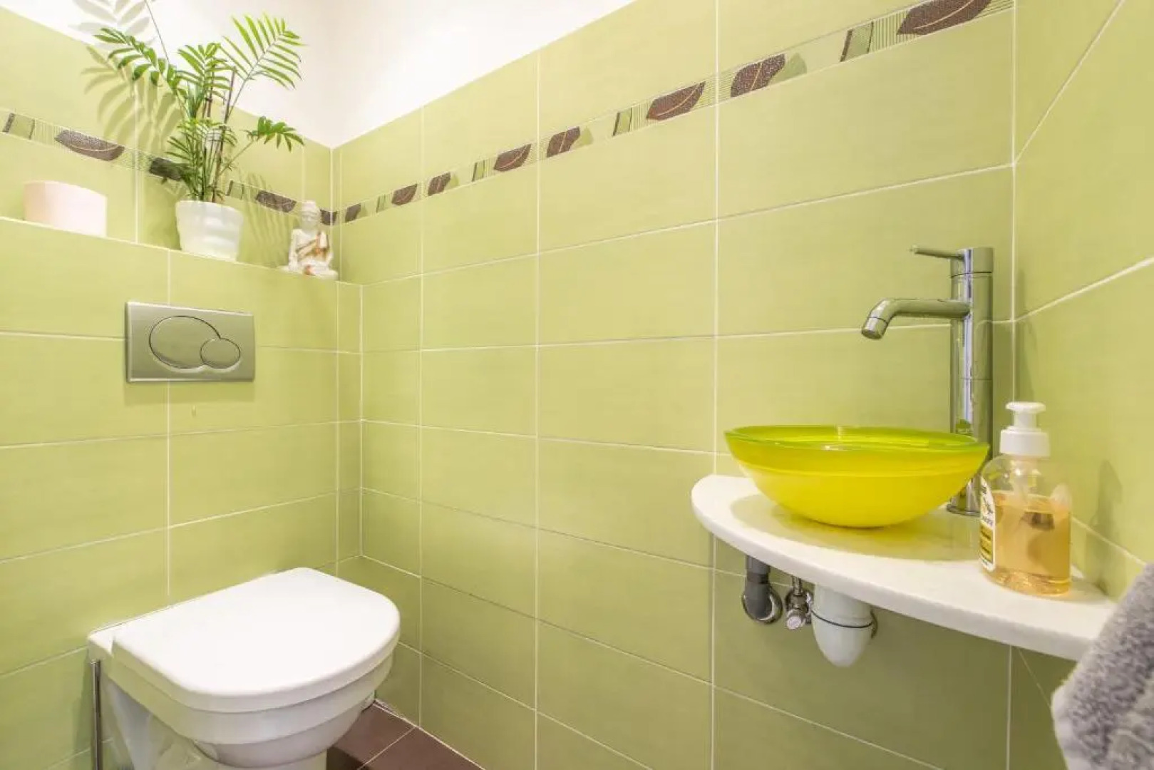 Quiet large 3-bedroom apartment with terrace, garden & incredible Mountain view