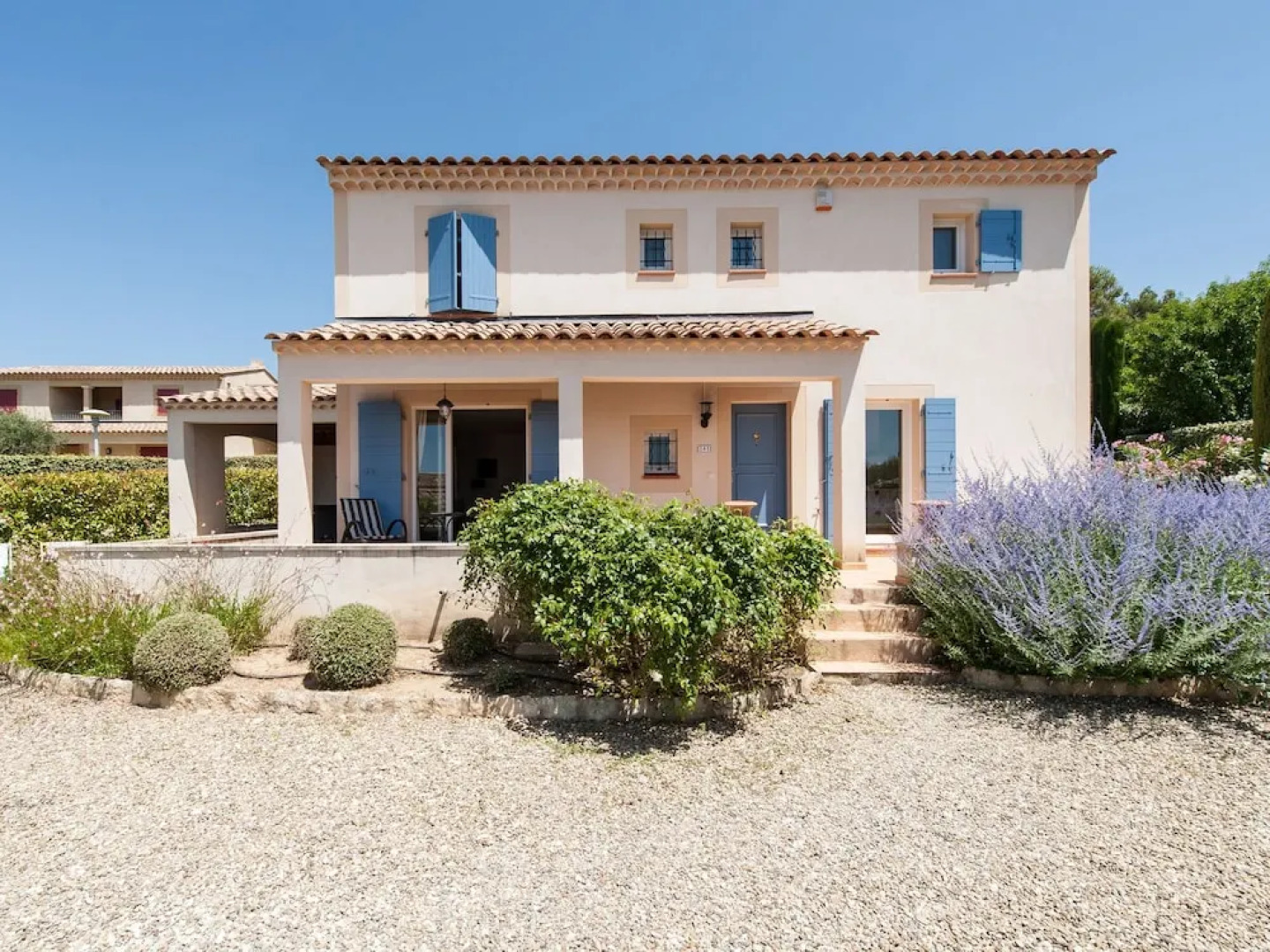Modern Villa in Saumane-de-Vaucluse with Swimming Pool