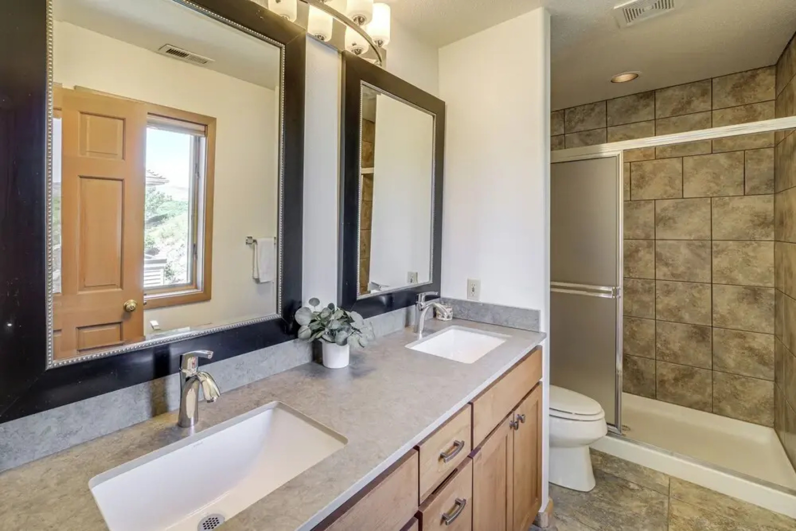 Modern Retreat w/ Hot Tub - Steps to Lake Chelan!