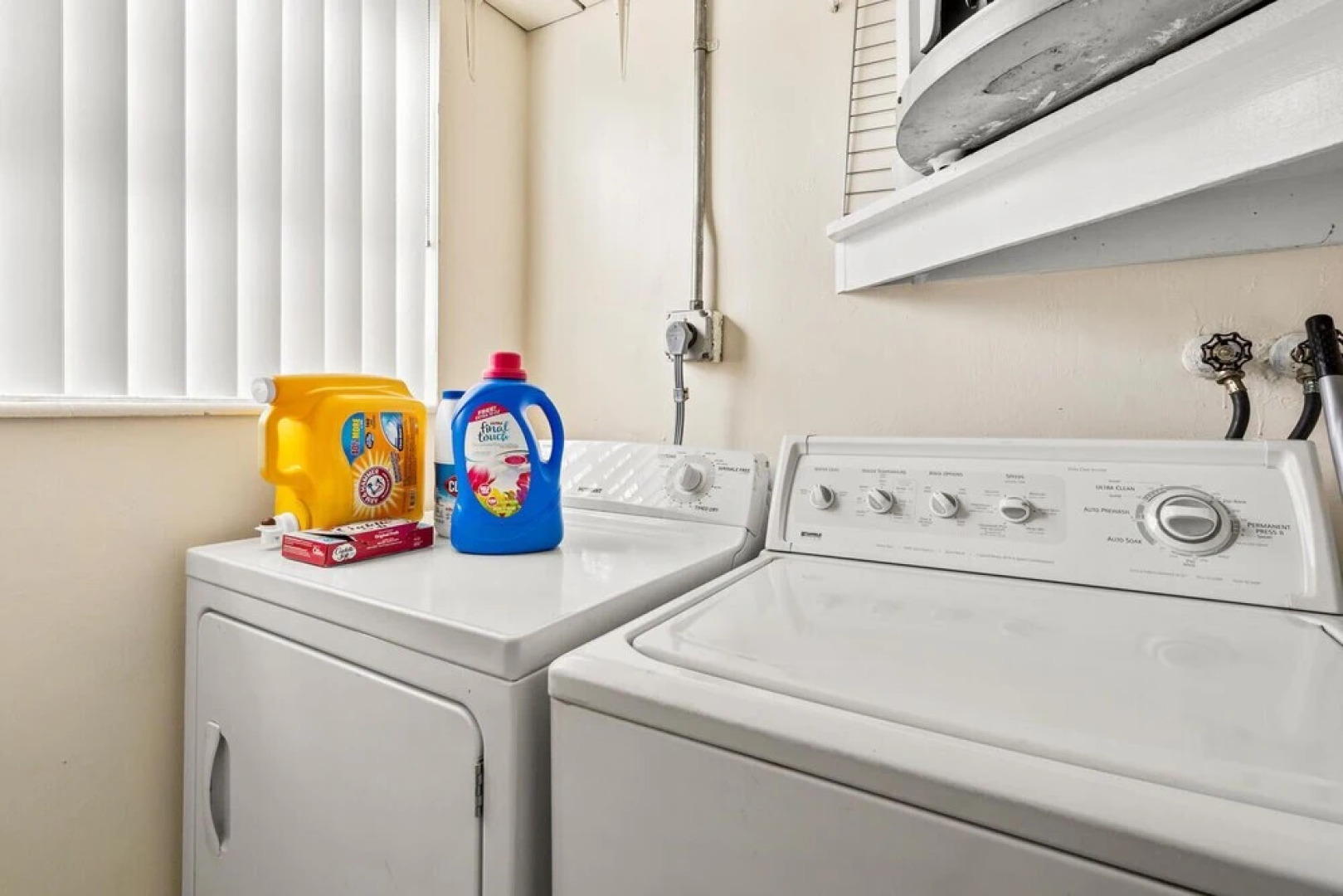 King /Queen Bed Mins from beach. Perfect get-away!