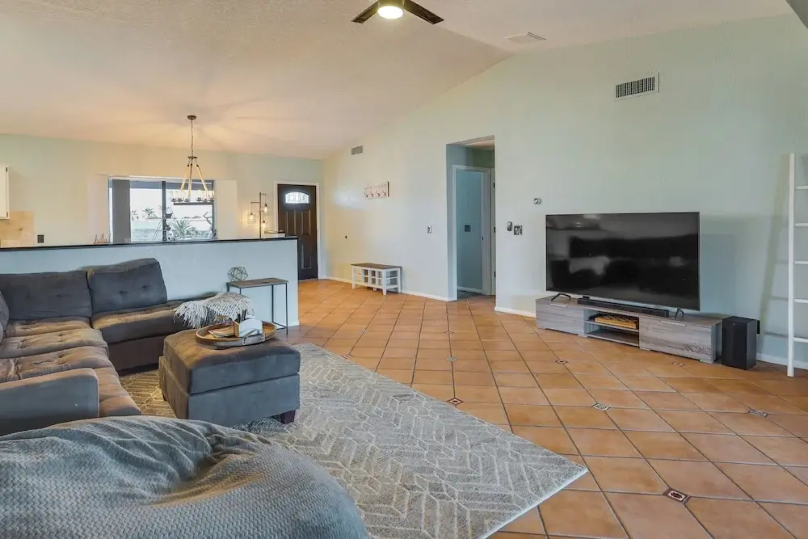 4 Mi to Lake Havasu State Park: Home w/ Mtn Views!