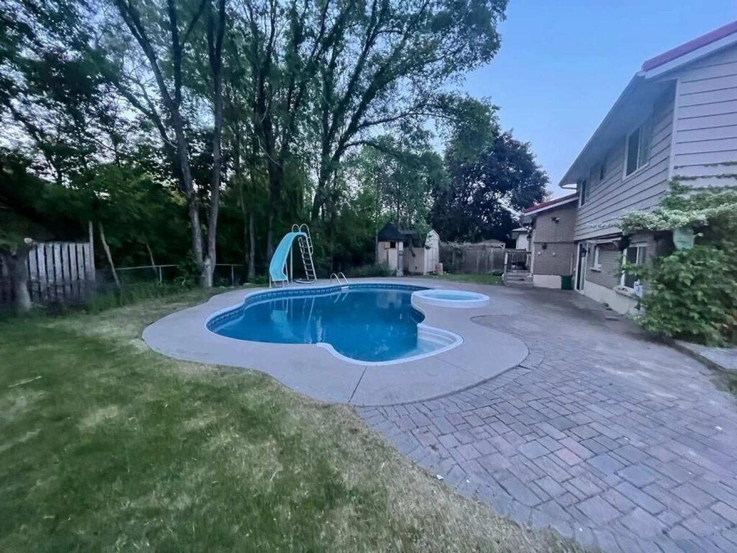 Bungalow With Cozy 4 Bedrooms on a Large Property Lot ! Late Check-out