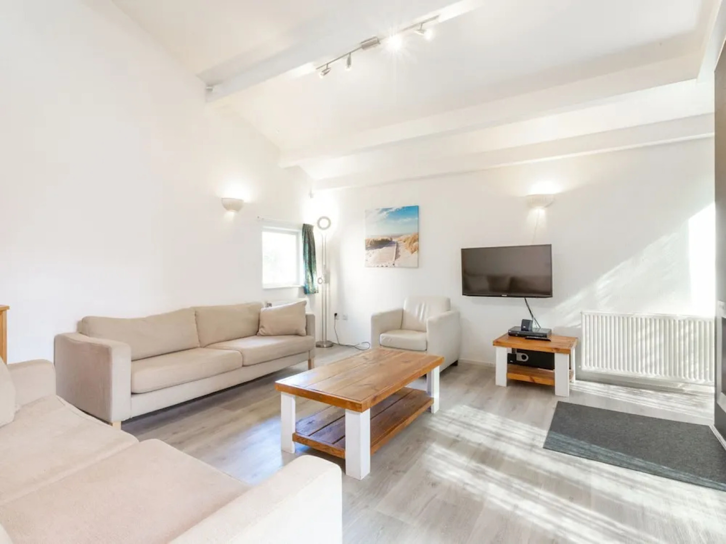 Restyled Holiday Home with 2 Bathrooms near Beach