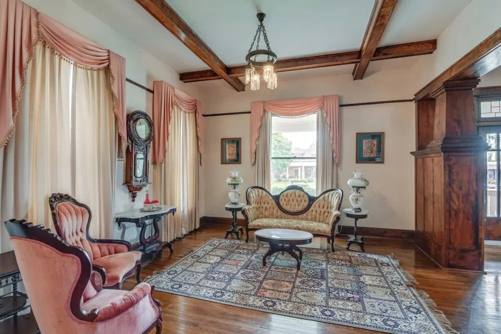Walk to Lawrenceburg Square: Home for Large Groups