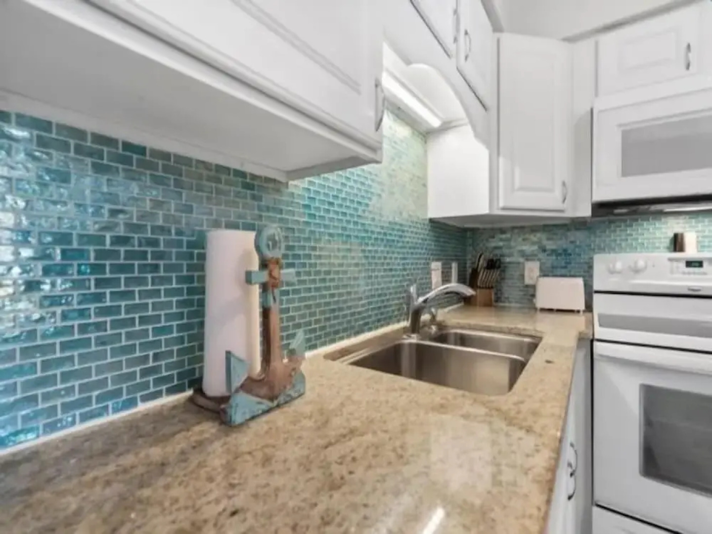 Ocean Time - Steps To The Beach! Carolina Beach Charm Surrounds You When Your On Ocean Time! 2 Bedroom Condo by Redawning