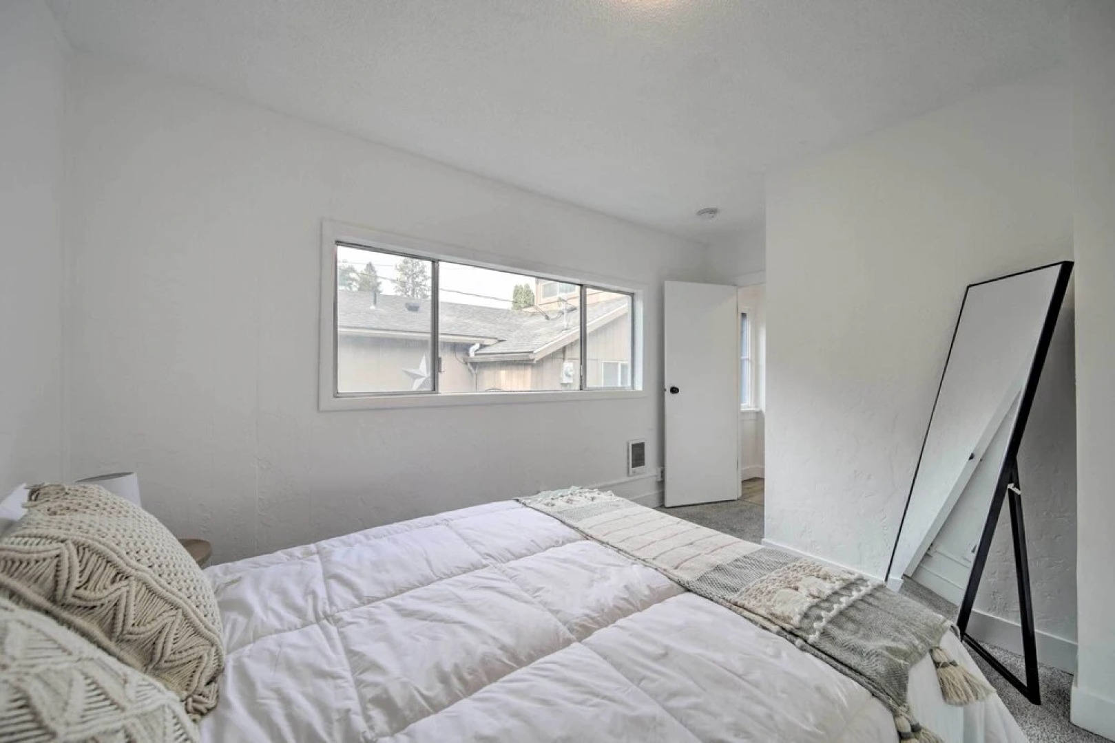 Bright & Airy Liberty Lake Abode w/ Backyard!