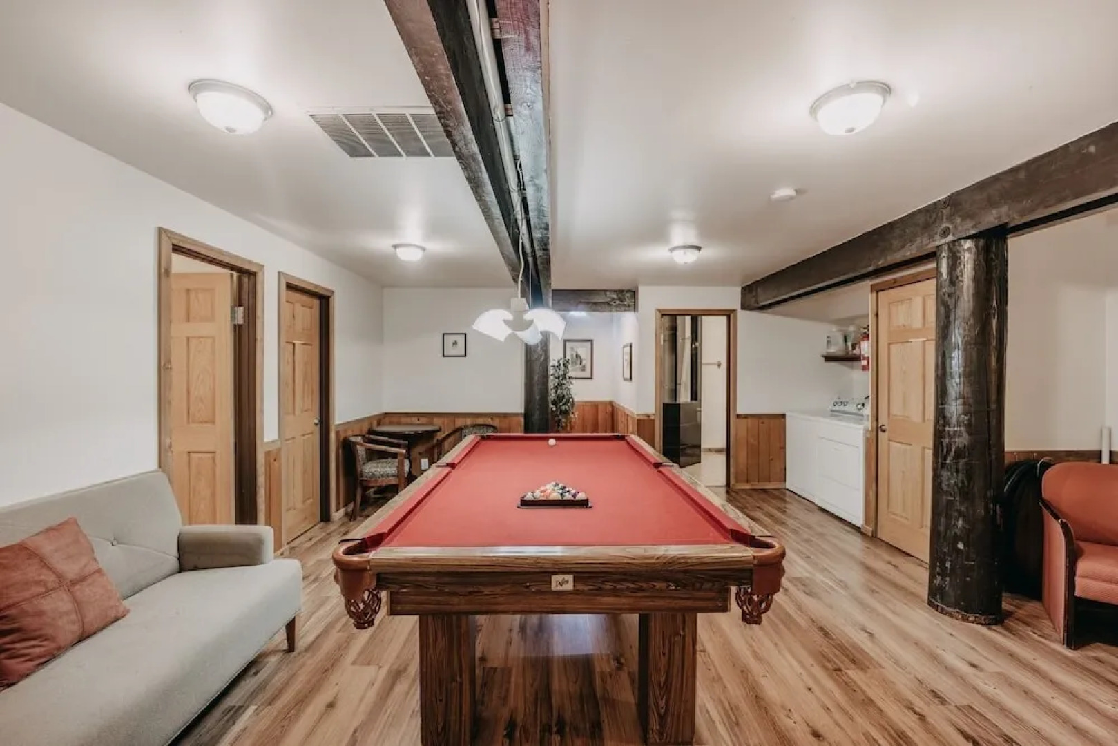 03mbh -12-bdrm - 3.5-bath - Wifi - Pets Ok - Sleeps 26 12 Bedroom Home by RedAwning