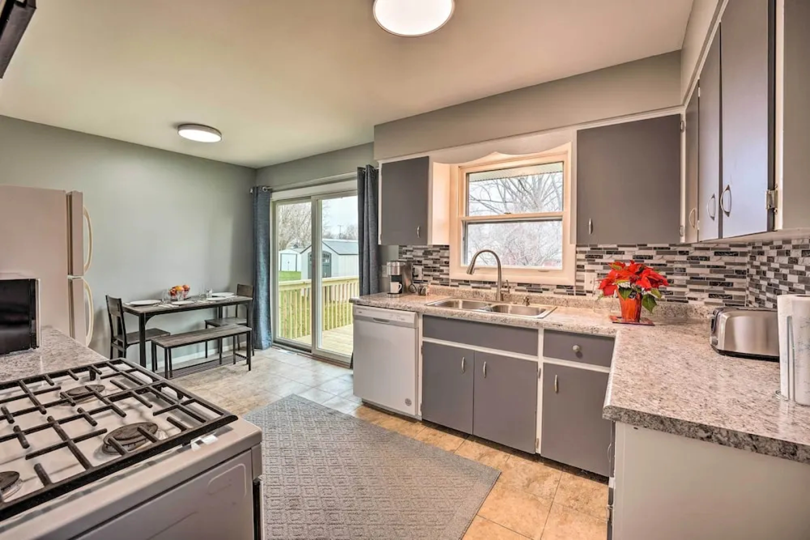 Homey Duplex - 10 Mi to Downtown Grand Rapids!