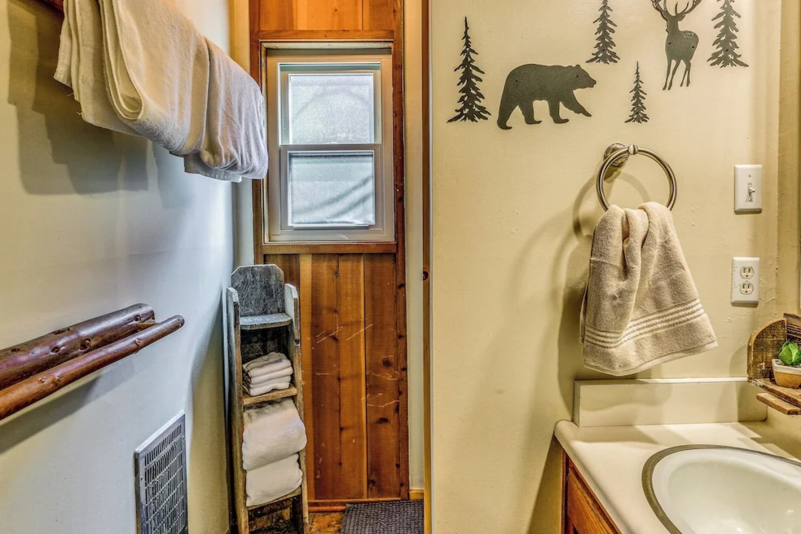 3 Mi to Shaver Lake: Cozy 'bears Hideaway' Cabin!