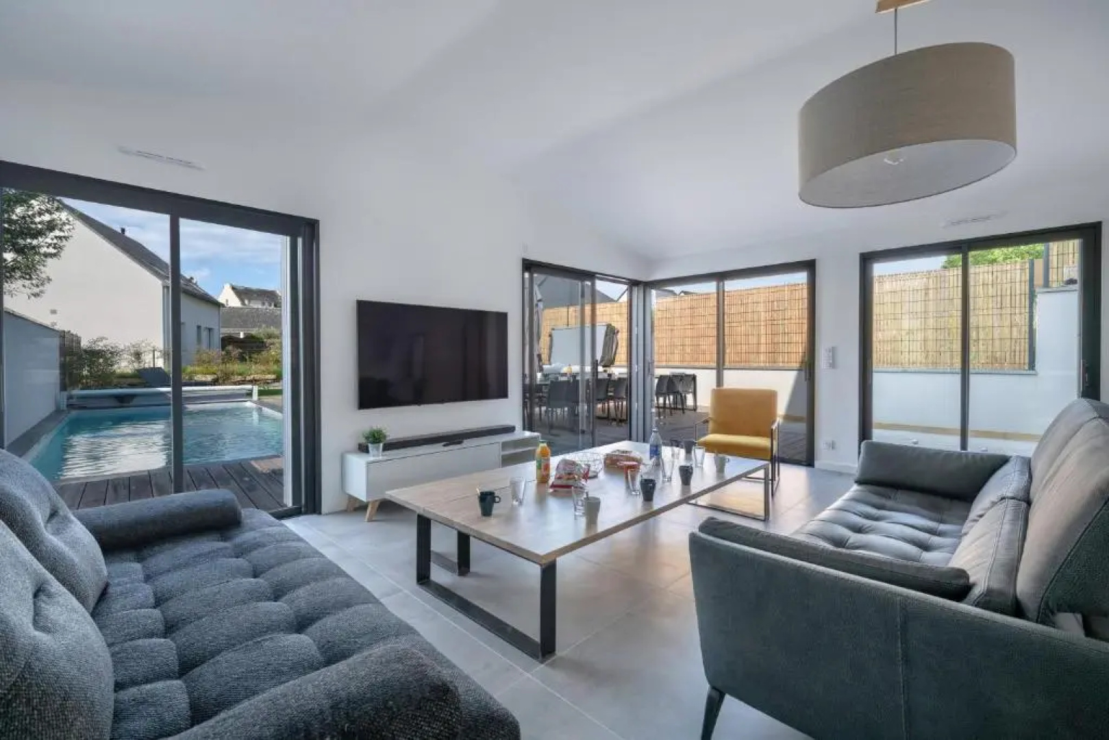 Maison moderne avec piscine et jacuzzi pour 15 personnes !