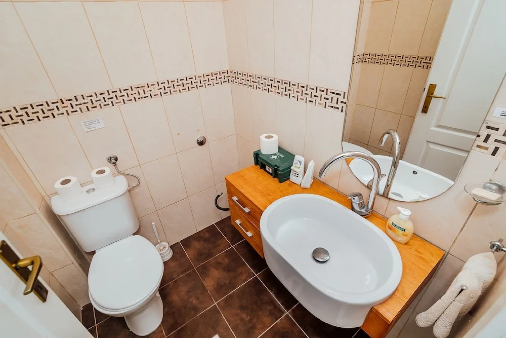 Spacious Family 4BR Seaside House, Fantastic Sea Views, 20 Meters to Beach