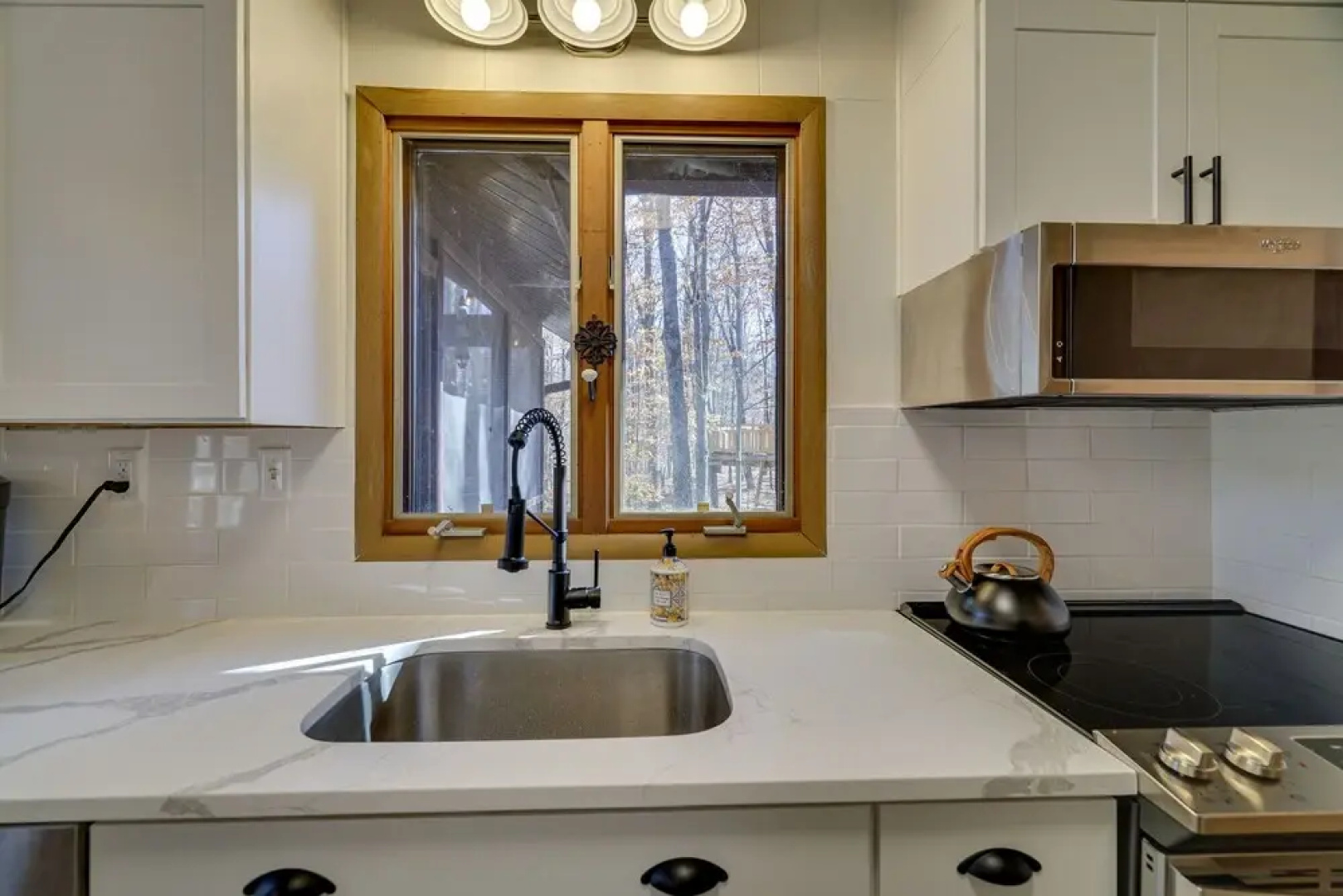 Peaceful Pocono Lake Cabin: Walk to Pine Lake!