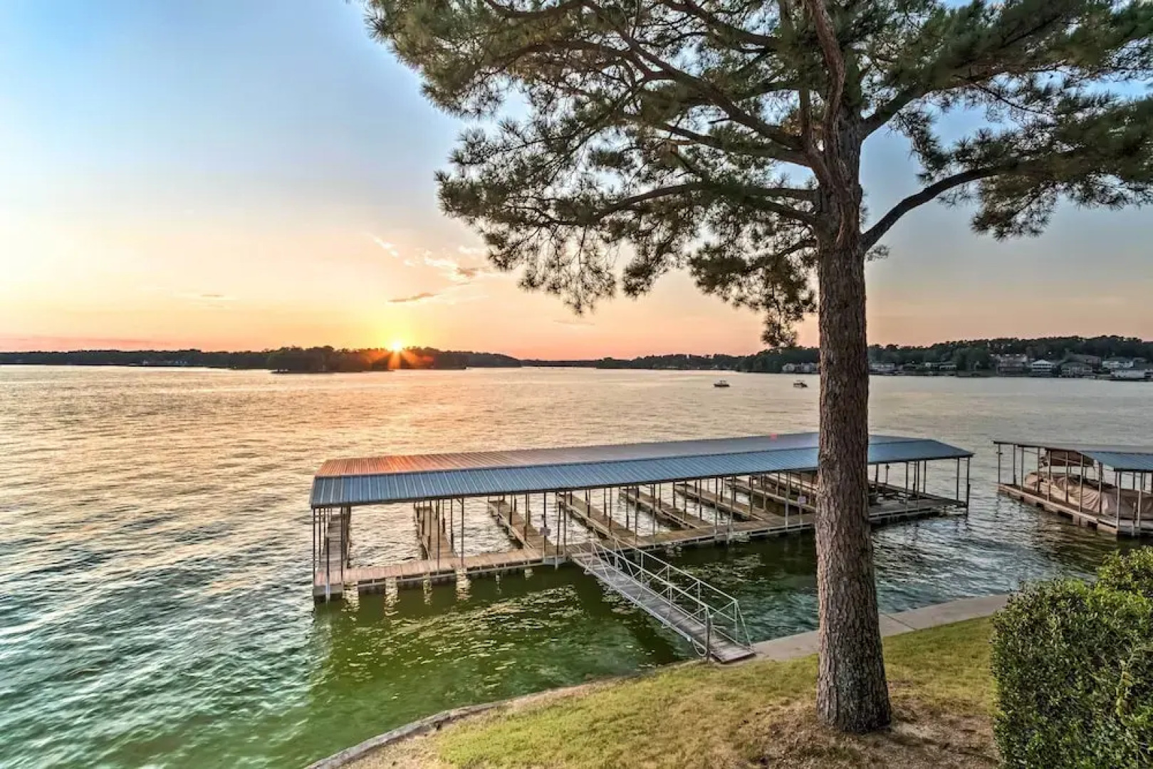Sunset-view Resort Condo on Lake Hamilton!