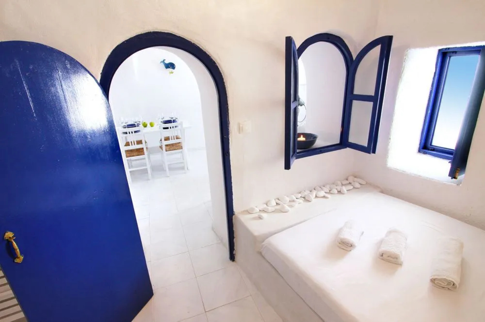 Blu Bianco Cave House
