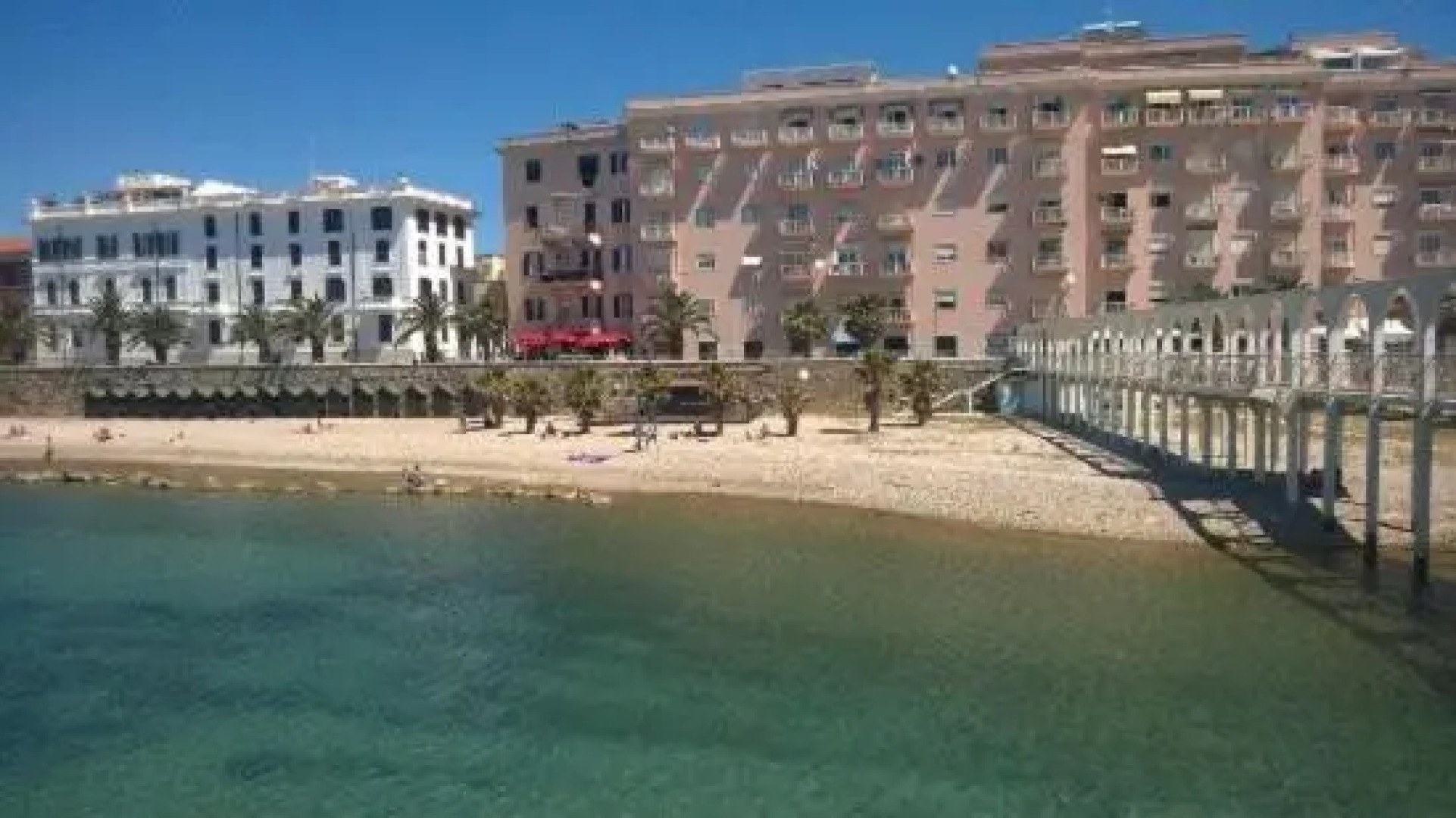 Suite beachfront near the station and Port, 5 beds