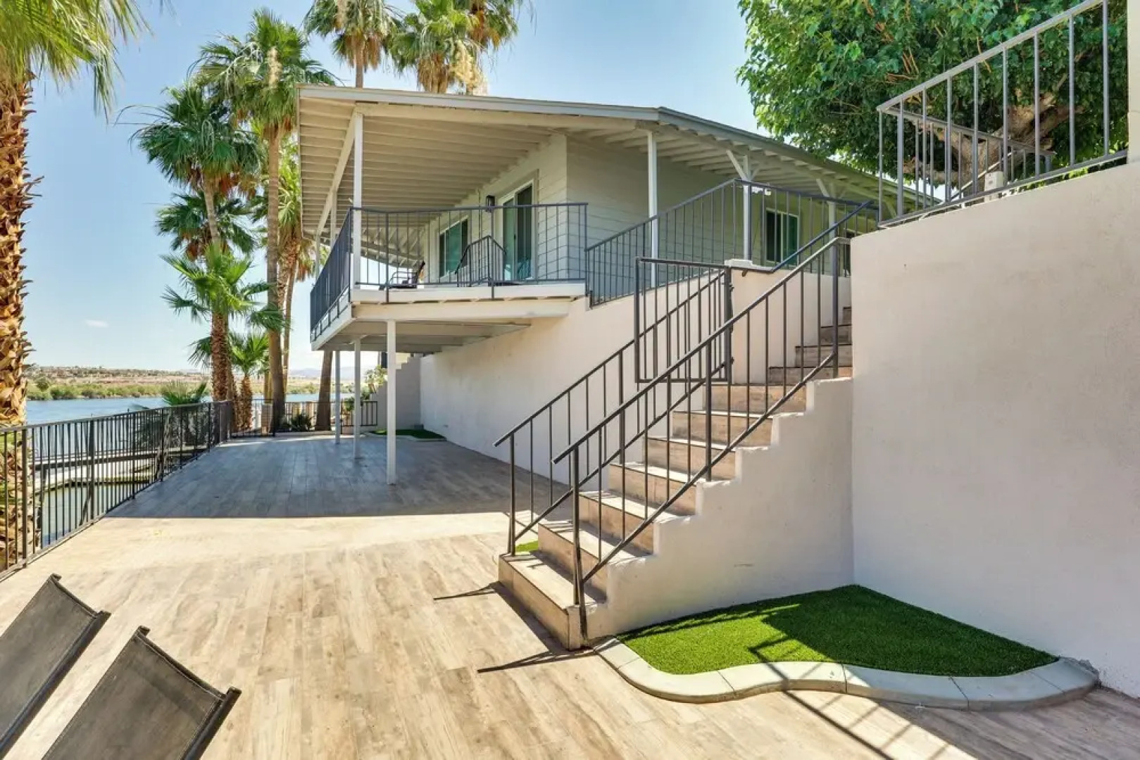 Colorado River Views: Waterfront Bullhead Home