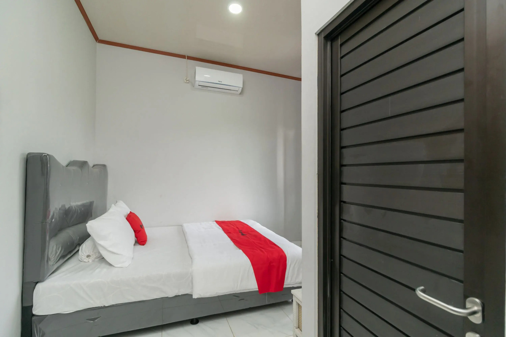 RedDoorz Plus Near Jungeland Sentul