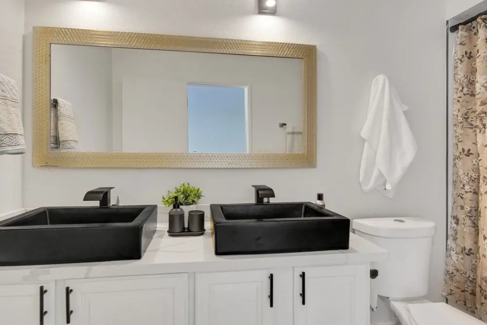 Fabulous Oasis On 59th 4 Bedroom Home by Redawning