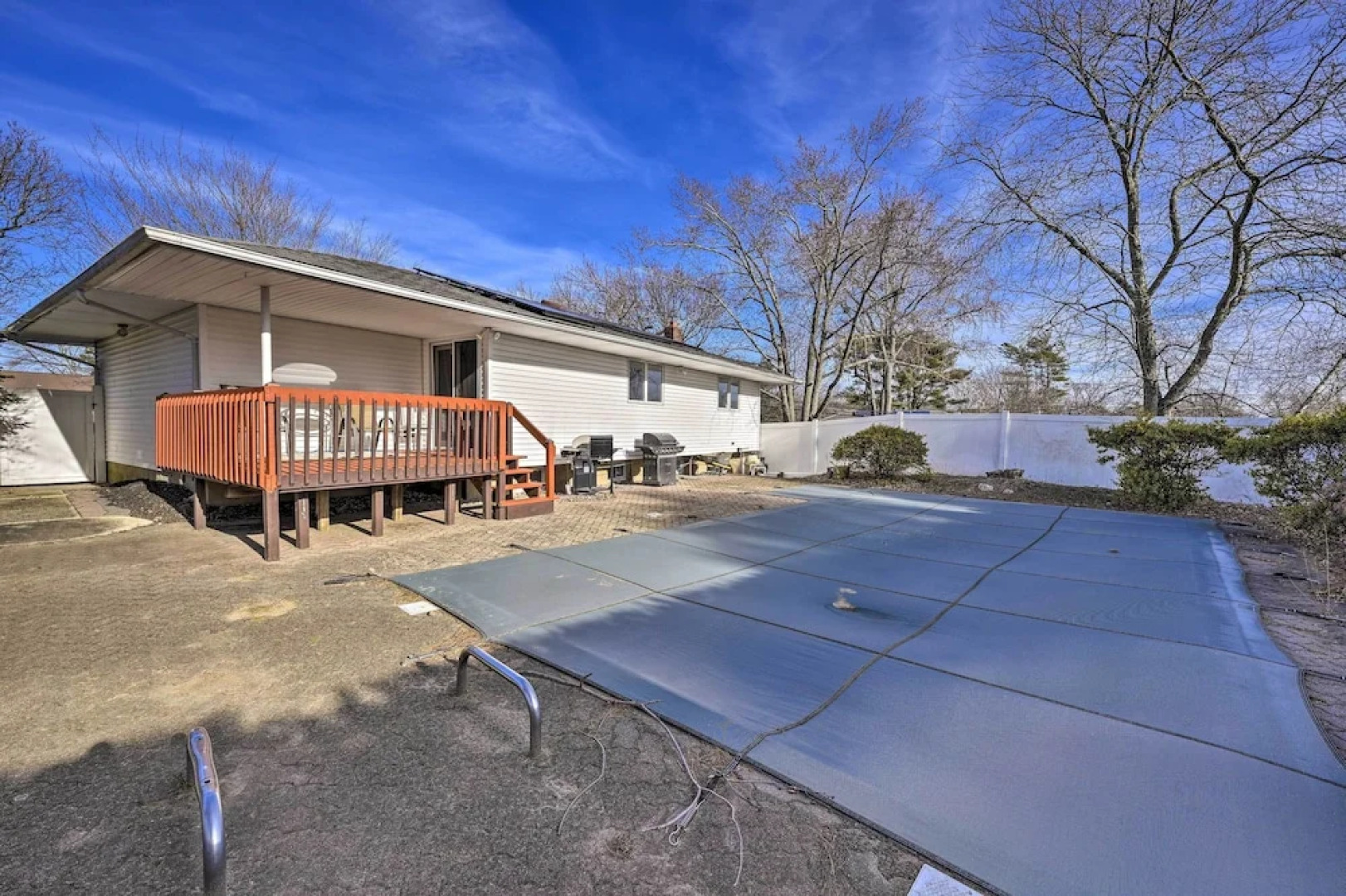 Quiet Commack Cottage w/ Pool, 8 Mi to Beach!