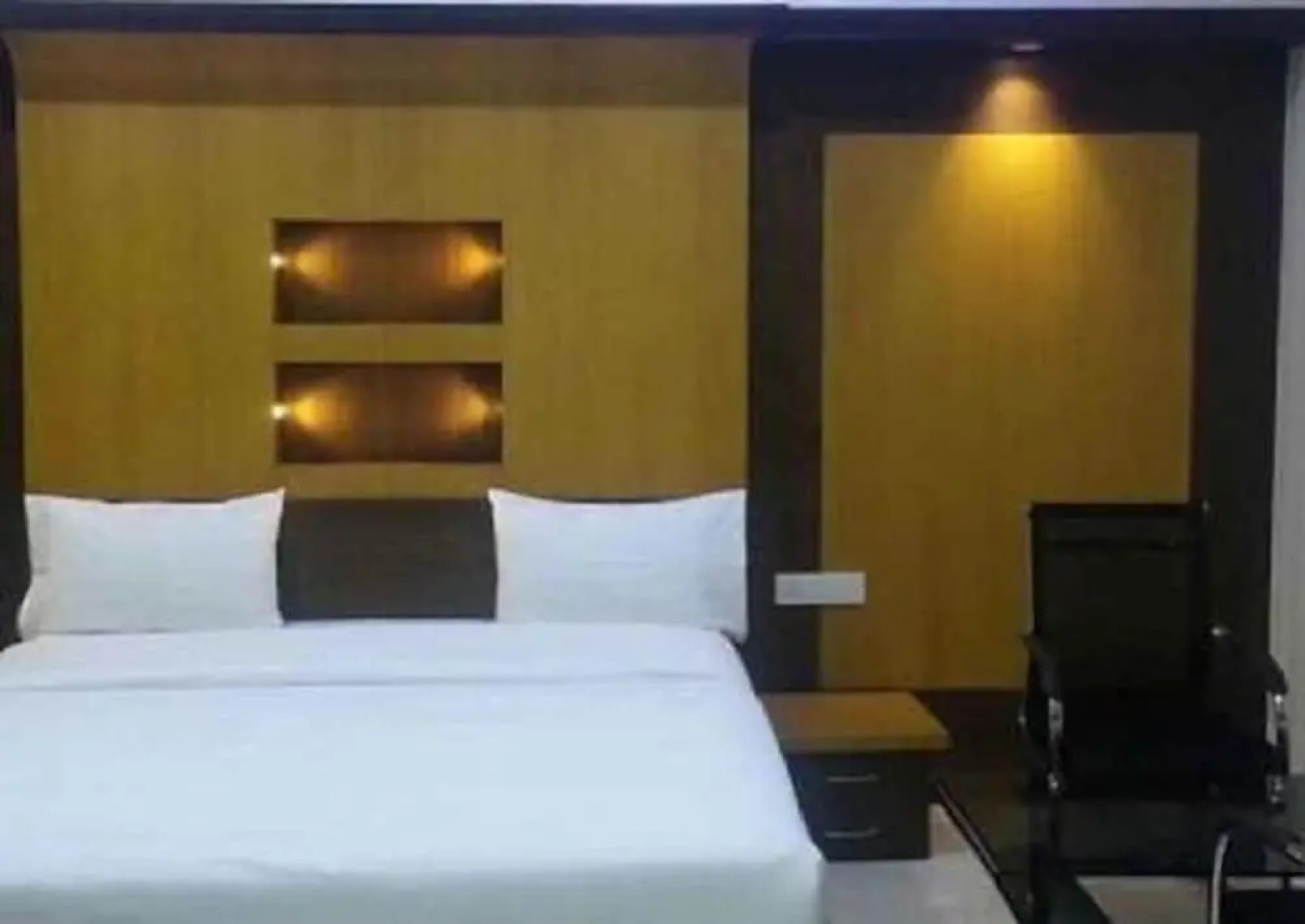 Iroomz Hotel SR Grand