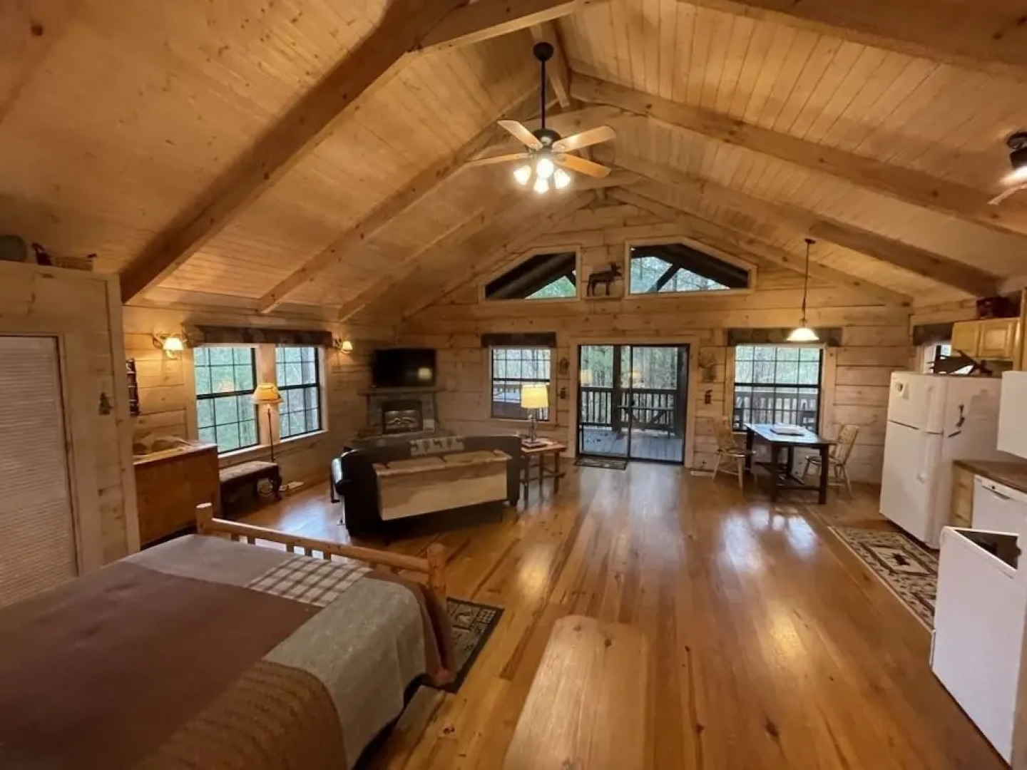 Private and Perfect! - hot tub, king bed, fireplace - dog and motorcycle friendly Studio Cabin by RedAwning