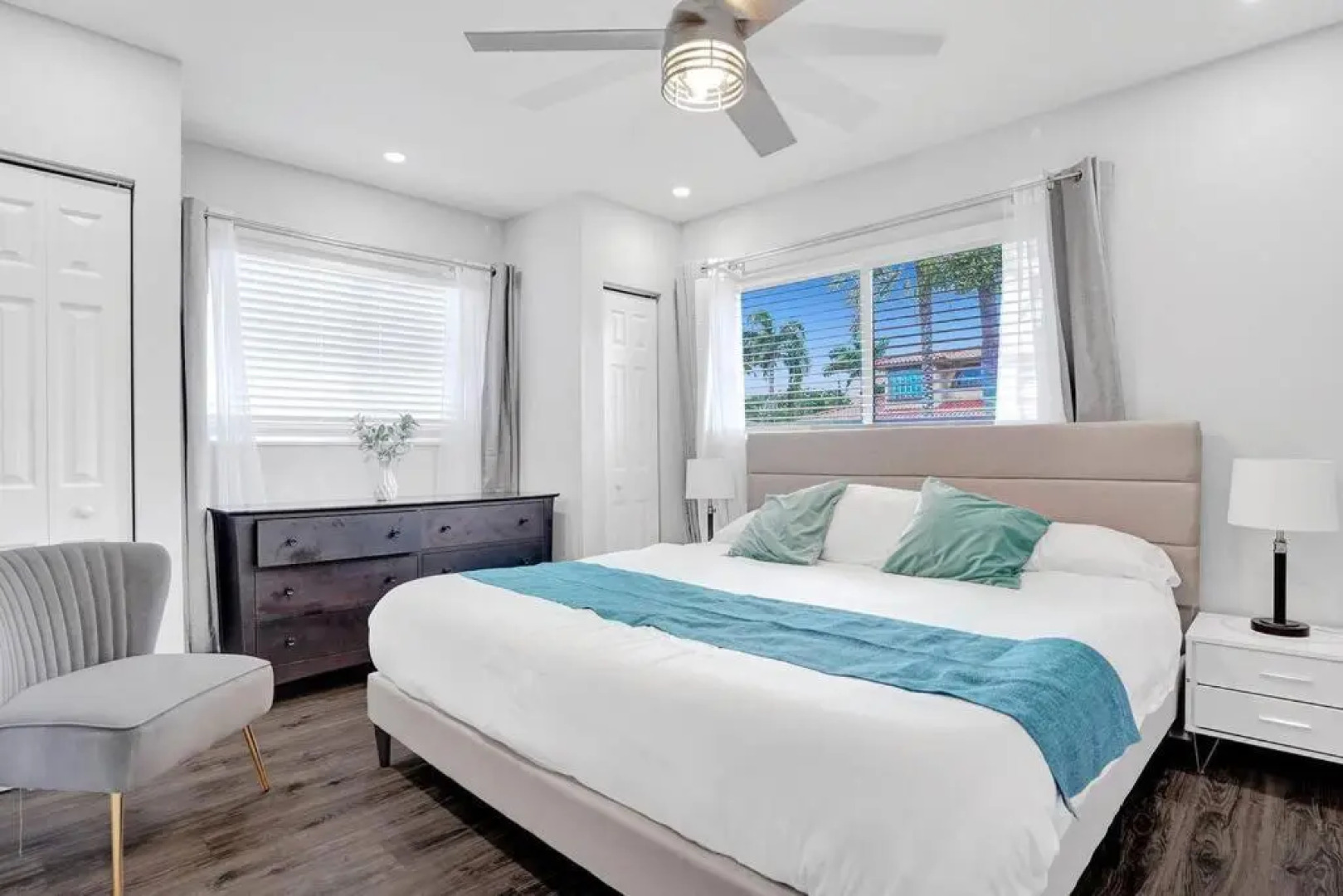 Stunning 4 Bedrm New Pool+Jacuzzi 1 Mile to Beach