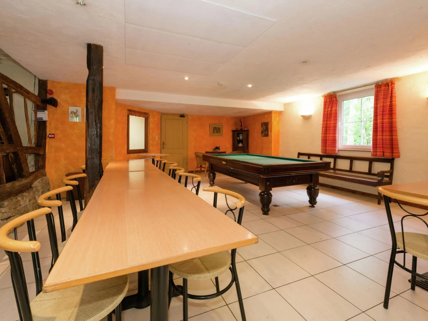 Glorious Holiday Home in Weris with Jacuzzi