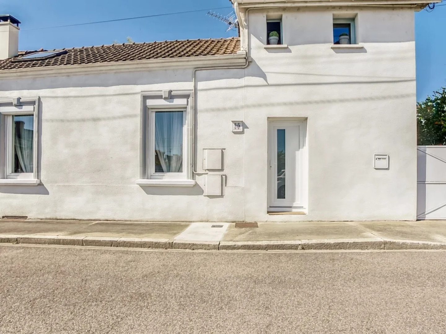 Comfortable Holiday Home in Roanne With Swimming Pool