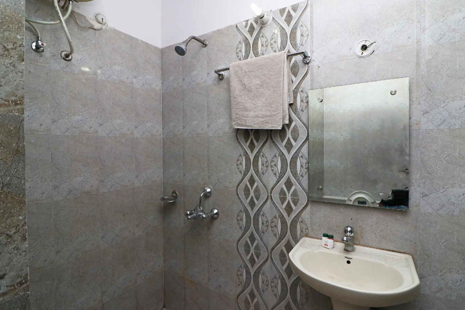 OYO 29127 Hotel Crown Tower