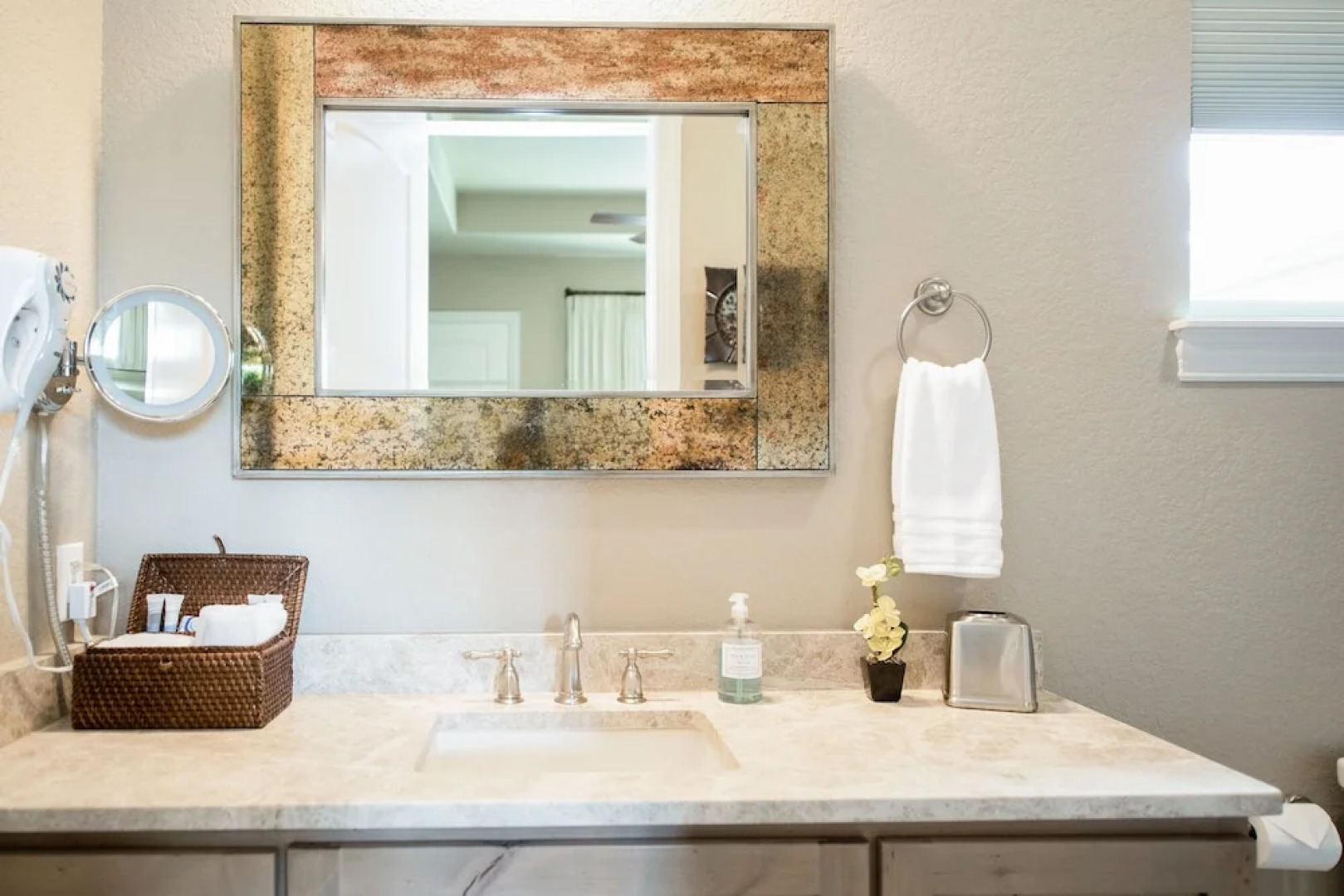 The Century Oak: 3-unit Beside Hidden Falls 4 Bedroom Home