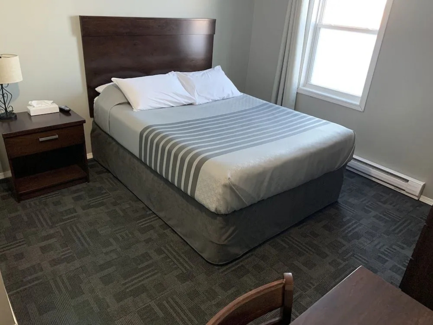 TaLLboys Grill & Pub Motel