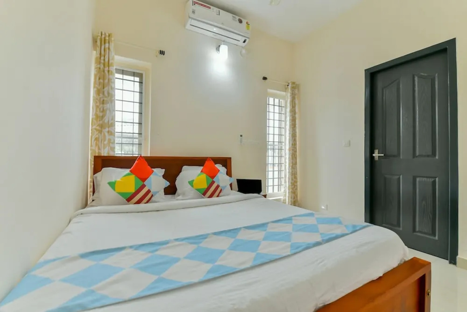 OYO 18602 Home Spacious Stay Near Lulu Mall