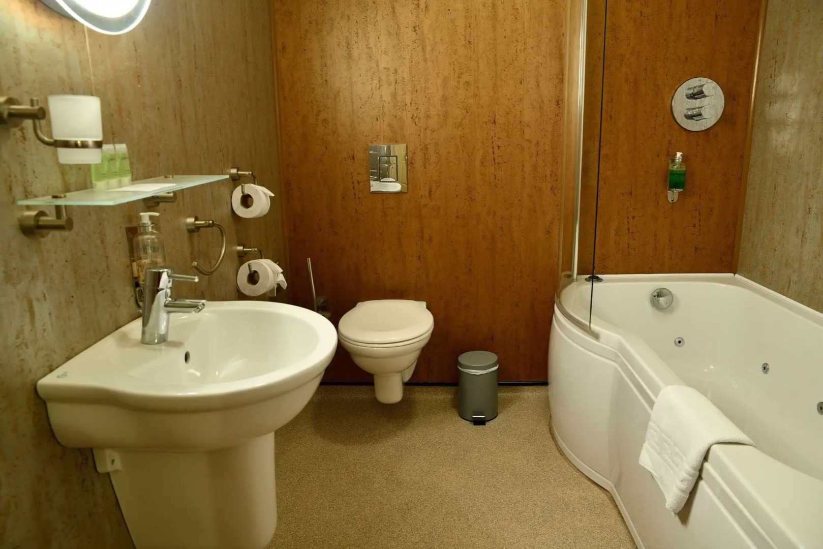 The Knighton Apartment by Paymán Club